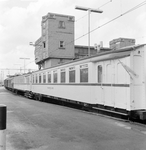 859256 Afbeelding van de PV-trein (Persoonlijke Veiligheid) van de N.S. te Amsterdam C.S. De trein bestaat uit een ...